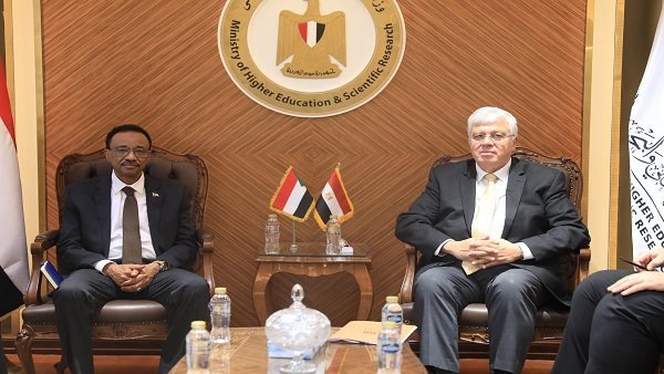 د.أيمن عاشور يناقش