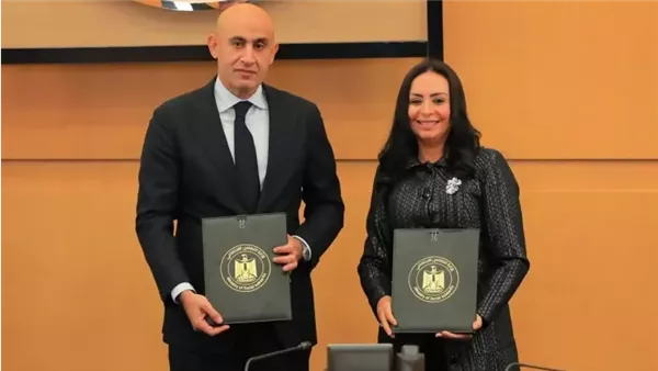 جانب من التوقيع 