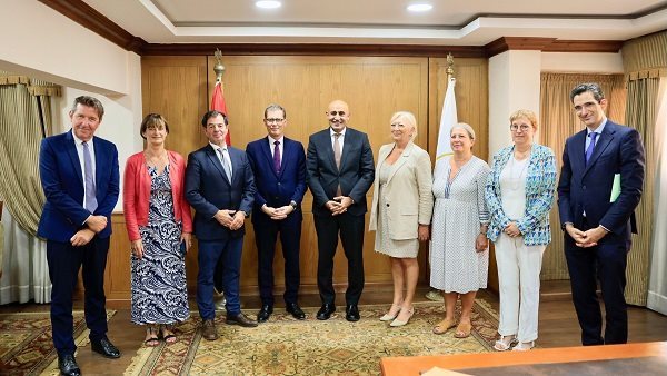 وزير التعليم يستقبل