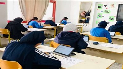 تسليم التابلت لطلاب أولى ثانوى المنتظمين بالمدارس