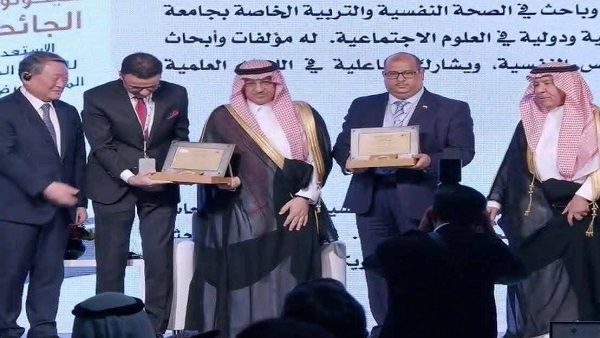 د.الحديبي يتوج بجائزة