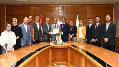  اتحاد طلاب جامعة أسيوط يكرم رئيس الجامعة تقديرًا لدعمه المتواصل للطلاب
