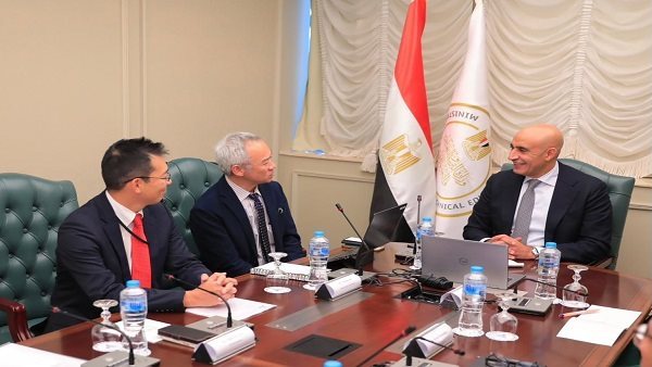 عبداللطيف يبحث مع