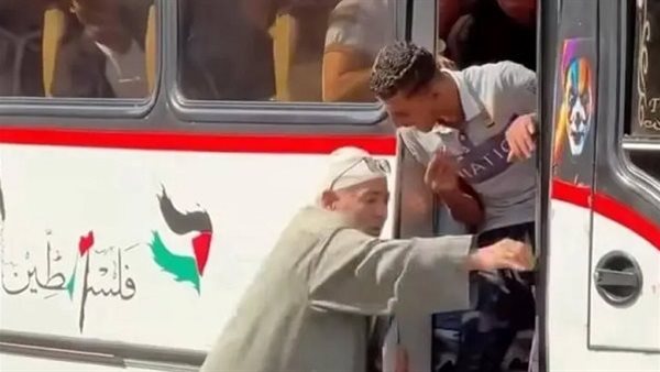 سقوط رجل مسن في المنصورة