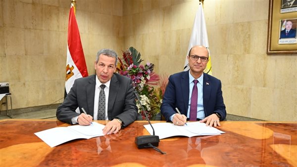 جانب من توقيع العقد