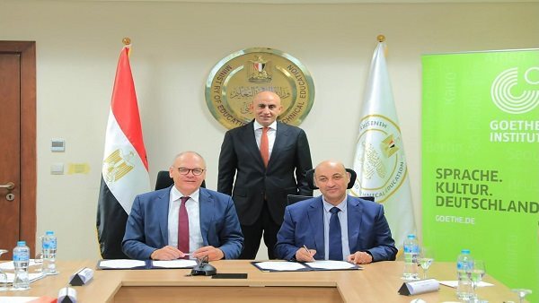 وزير التعليم يوقع