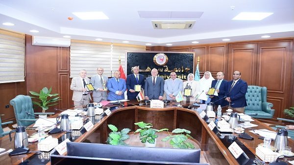 جامعة سوهاج تكرم