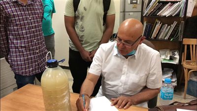 أستاذ أغذية: يتم اضافة البراز فى تصنيع 