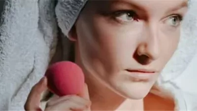 أفضل طرق تنظيف اسفنجة المكياج لإزالة الجراثيم والبقع بسهولة