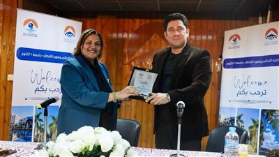 بالصور.. الفنان أحمد شاكر عبد اللطيف في ضيافة كلية الإعلام جامعة ٦ أكتوبر