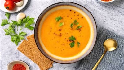 شوربة العدس.. كنز غذائي شتوي يعزز الدفء والمناعة