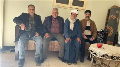 بعد 40 عامًا.. طلاب يمنيون يفاجئون معلمهم المصري في سوهاج