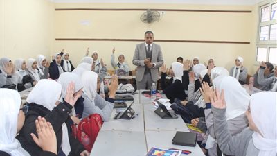 مدير تعليم الجيزة يتفقد مبادرة مدارس بلا رواكد