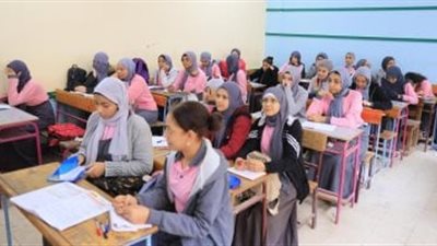 طلاب الصف الثالث الإعدادي يسجلون استمارة نصف العام قبل أسبوعين من الامتحان