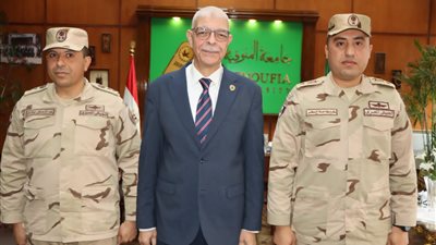 رئيس جامعة المنوفية يكرم مدير التربية العسكرية السابق ويستقبل الجديد