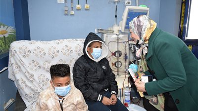 نائب رئيس جامعة بنها يوزع هدايا على أطفال المستشفى