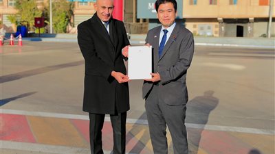 وزير التربية والتعليم يكرّم شينزو آبي ويعزز التعاون التعليمي