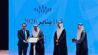 رئيس جامعة القاهرة يهنئ عميد دار العلوم بتكريمه في مهرجان الشارقة للشعر العربي