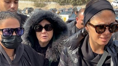 الفنانة شيرين تشيع جنازة شقيقها من مسجد السيدة نفيسة وسط حالة حزن مؤثرة