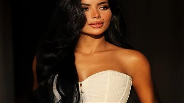 الفنانة كارولين عزمي     