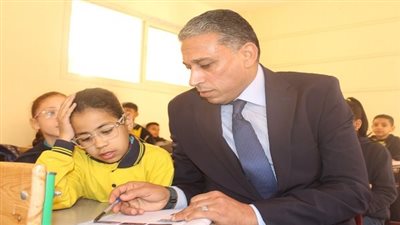 مدير تعليم الجيزة يتفقد مدارس أكتوبر ويصدر تعليمات صارمة للانضباط