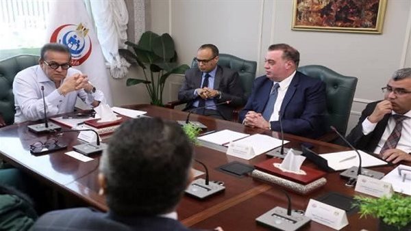 وزير الصحة مع مسئولي تطوير التعليم بجامعة حلوان التكنولوجية    