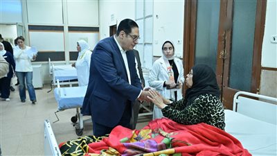 رئيس جامعة القاهرة يتفقد مرضى قصر العيني بعد الحريق.. ويؤكد انتظام الرعاية الطبية واستقرار الحالات