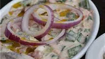 طريقة عمل سلطة الرنجة التقليدية بالخضروات في شم النسيم