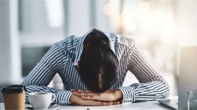خلف أقنعة الالتزام.. كيف يتسلل الاكتئاب إلى حياتك المهنية دون أن تشعر؟