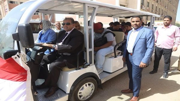 جامعة قنا تطلق الحافلة الكهربائية لدعم دمج طلاب ذوي الإعاقة     