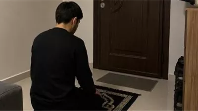 حكم قطع الصلاة لفتح الباب: متى يجوز؟ وما هي الضوابط الشرعية؟