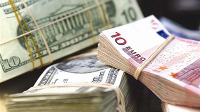 تراجع جماعي في العملات العربية والأجنبية في أول أيام عمل البنوك
