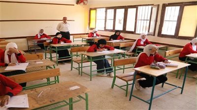 التحفظ على معلم بالوادي الجديد بتهمة تداول امتحان التربية الدينية للثانوية العامة