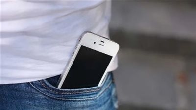 6 أماكن شائعة تحتفظ فيها بهاتفك الذكي تهدد صحتك وسلامتك