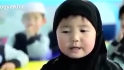 شاهد.. آصغر طفله في العالم تقرأ القرآن الكريم