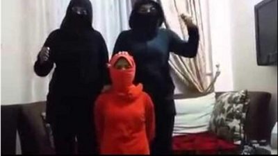 3 فتيات يسخرن من