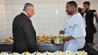 معقول الصورة دي في مطعم مدرسة بمصر 