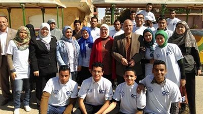 طلاب جامعة القناة يشاركون في تجميل ميدان 30 يونيو بالإسماعيلية