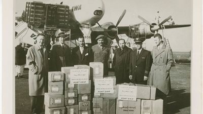 طلاب الجامعة الامريكية يقدمون التماسا لوزارة الدفاع لتعليمهم التشيكلات العسكرية عام 1942