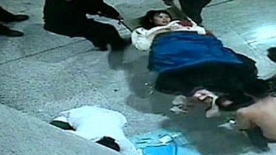 شاهد.. ولادة طفل علي رصيف قطار بالصين