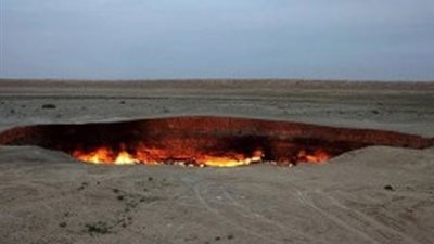 بالفيديو .. شاهد بوابة جهنم الحفرة المشتعلة بالنار منذ 44 عاماً