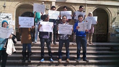 بالصور.. وقفه لطلاب جامعة القاهرة احتجاجا على تأجيل الانتخابات الطلابيه