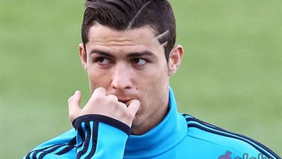 رونالدو يهتم بأناقة تمثاله ! هوس غريب