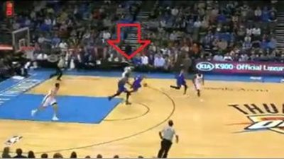فيديو.. لاعب سلة يسجل بعد تخطيه كل من في الملعب على طريقة ميسي ومارادونا