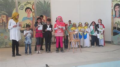 مدير مدرسة بالخارجة يشرح للطلاب 