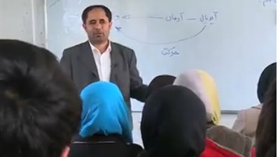 بالفيديو ..مدرس أفغاني مرشح لجائزة أفضل معلم بالعالم