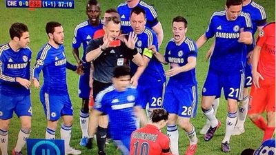 صورة وفيديو .. 9 لاعبين سبب طرد ابراهيموفتش أمام تشيلسي
