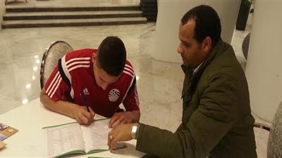 الأهلي ينهي أزمة رمضان صبحي بعقود جديدة
