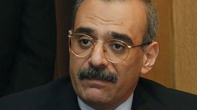 رئيس جامعة حلوان يقدم تقريرا عن دور البحث العلمى وربطه بالصناعة