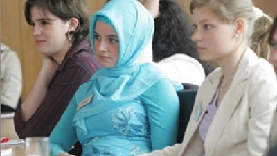 السماح للمعلمات المسلمات بارتداء الحجاب فى المانيا بحكم قضائي